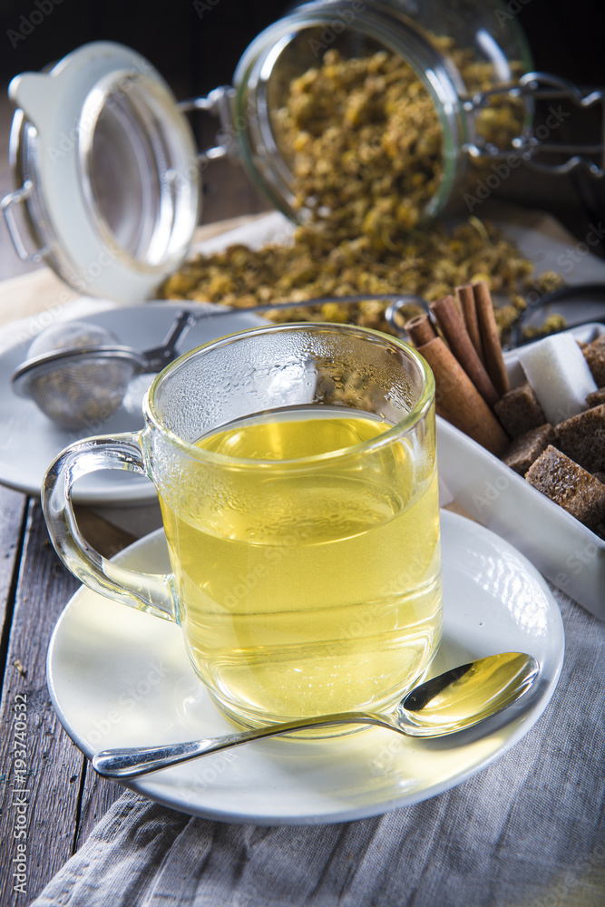 Infusión de manzanilla hecha de flores silvestres, bebidas calientes con propiedades medicinales Infusión de manzanilla hecha de flores silvestres, bebidas calientes con propiedades medicinales