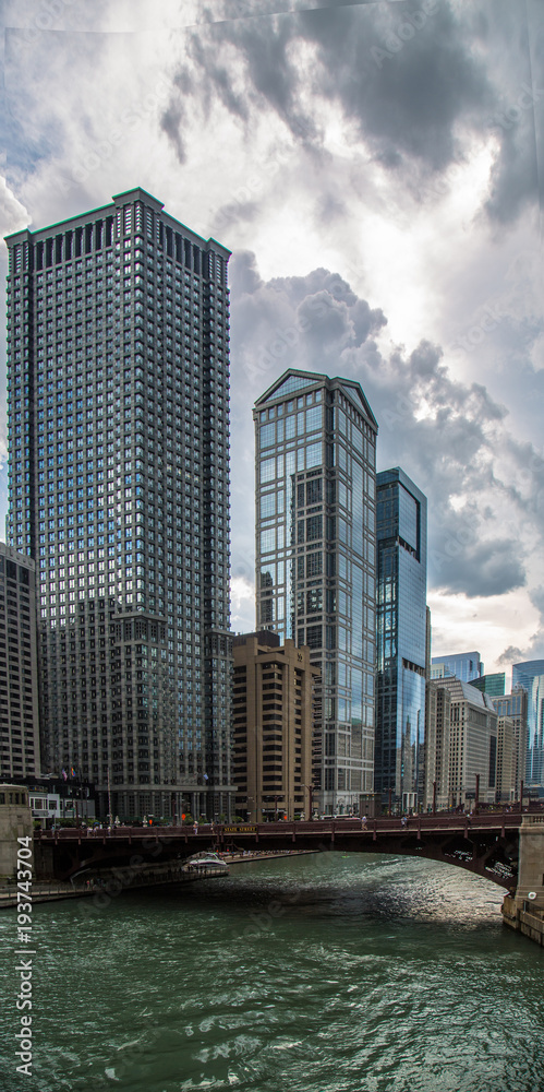 Obraz premium buildings on river