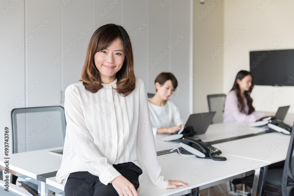 Obraz premium オフィスで働くOL