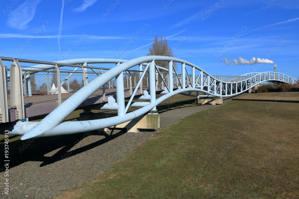 Obraz premium Brücke im Neuland Park in Leverkusen