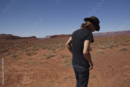 Man in hat walks in the desert © FluidFrame