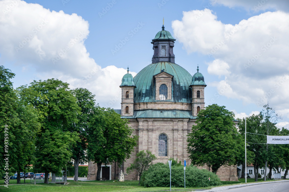 Wallfahrtskirche in Freystadt in der Oberpfalz Bayern blauer Himmel
