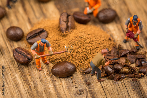 Figures working on coffee © stockfotocz