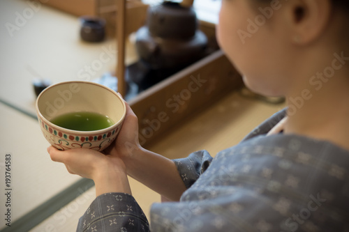 着物の女性　茶道