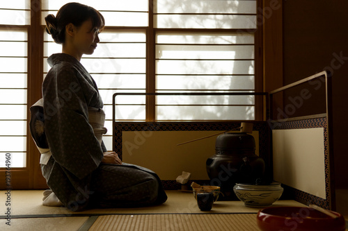着物の女性　茶道