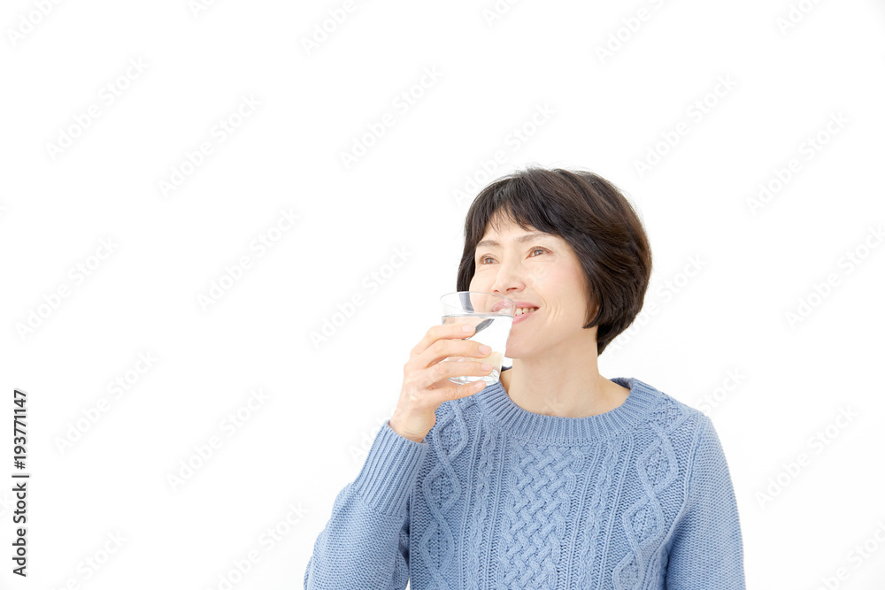 女性 ミドルエイジ 水分補給 女性 ミドルエイジ 水分補給