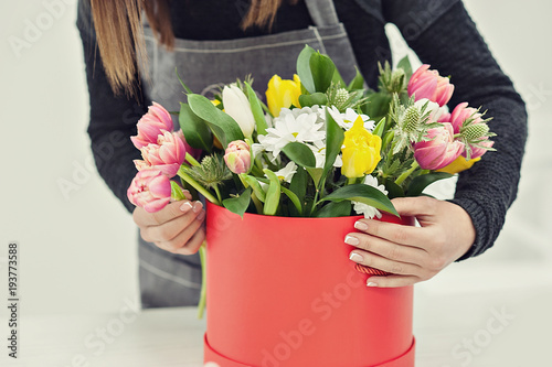 Φωτογραφία Close-up hands of florist with flowers