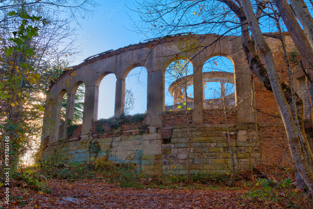 Φωτογραφία Abandoned building of the former restaurant on the top of Mount Akhun in sunny a