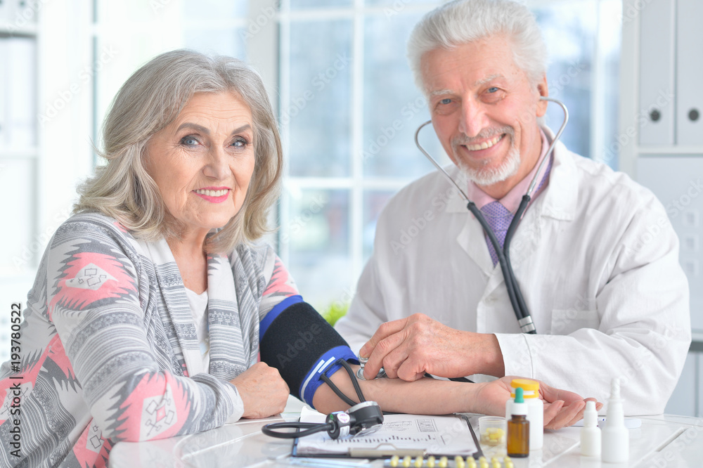 Obraz premium Senior doctor with elderly patient