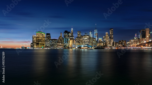 Fototapeta Naklejka Na Ścianę i Meble -  New York Skyline bei blauem Himmel
