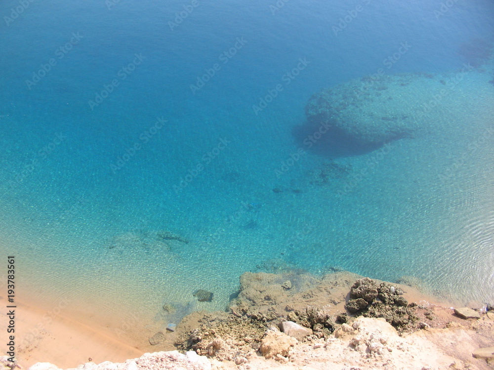 Obraz premium Spiaggia su mare azzurro blu estate e calore