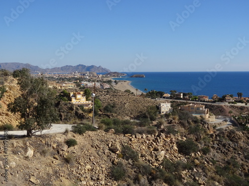 Blick auf die Küste mit Strand und Meer