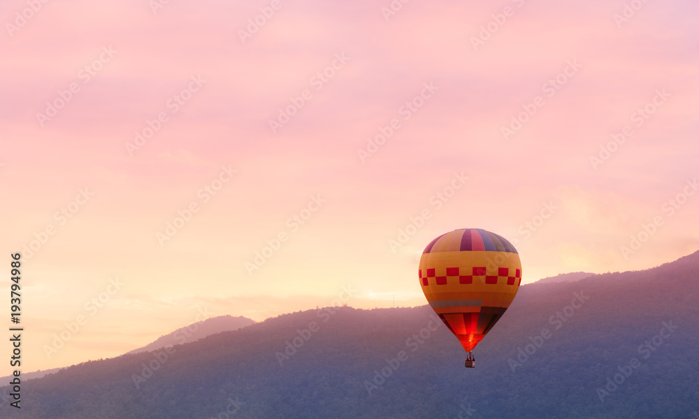 Obraz premium Colorful hot air balloons flying over the mountain.