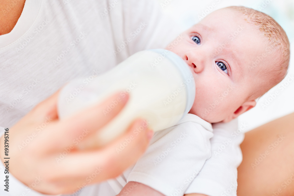 Säugling trinkt Muttermilch aus der Flasche Säugling trinkt Muttermilch aus der Flasche