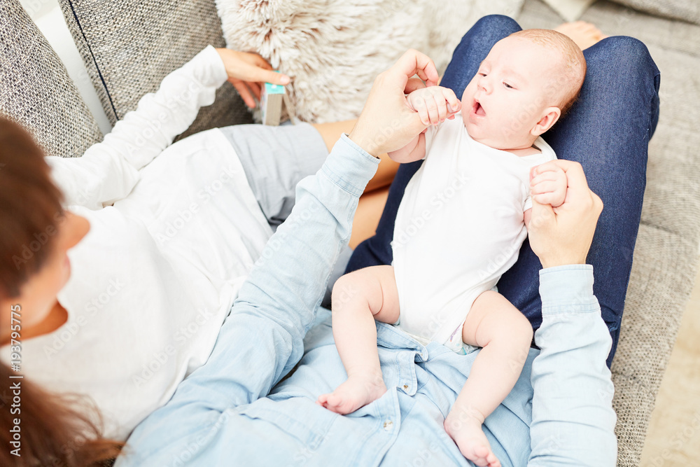 Niedliches kleines Baby mit offenem Mund Stock Photo Adobe Stock