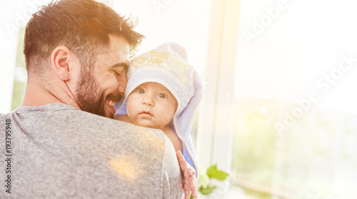Stolzer Vater trägt sein Baby nach dem Baden