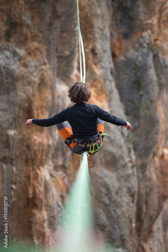 slackline goes and breaks