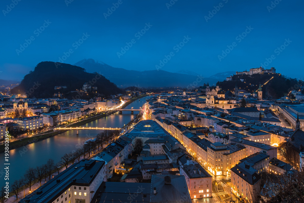 Blick auf die Stadt Salzburg in Österreich am Abend