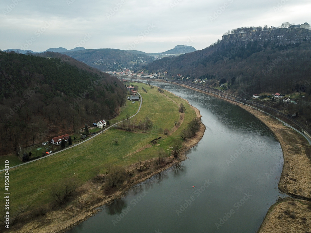 Naklejka premium Blick auf die Elbe und Festung Königstein