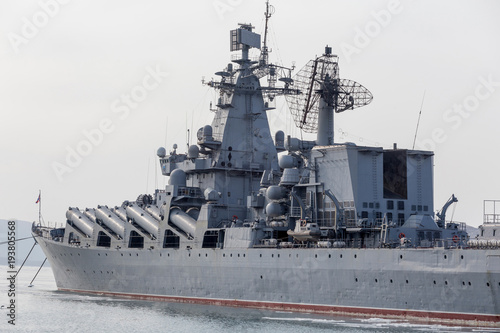 Fotografia Modern Russian military cruiser battleship on the pierce