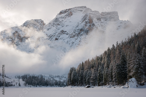 Il lago di Braies con la neve