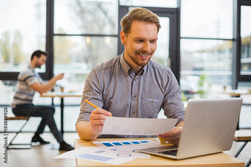 Obraz premium Smart cheerful man working on a project