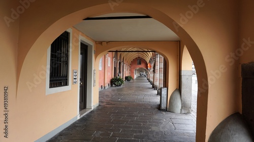 Fototapeta Naklejka Na Ścianę i Meble -  Arches in Padua, Italy. A large part of the sidewalks are covered in Padua, which is very useful in bad weather. Photos of the year 19.05.2016 was filmed.