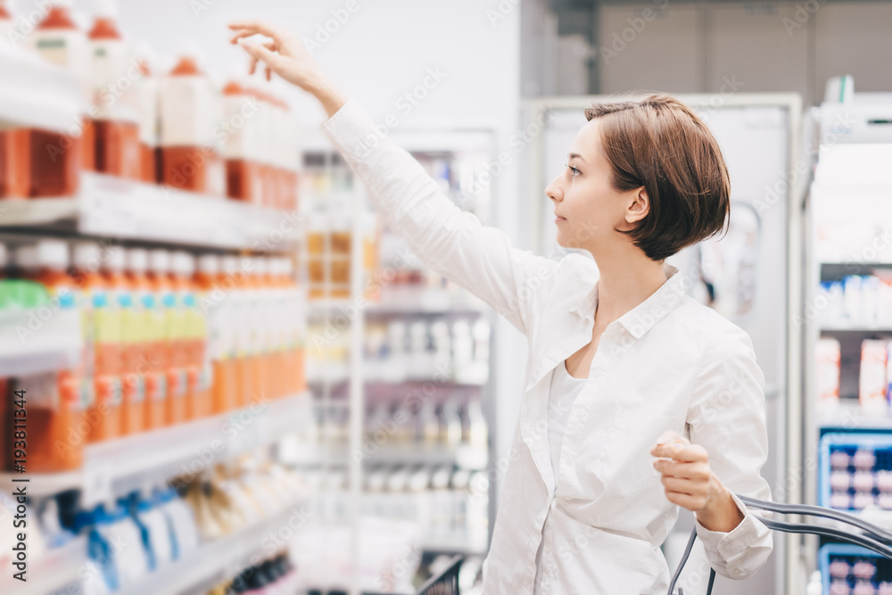 スーパーマーケットで買い物をする若い女性
