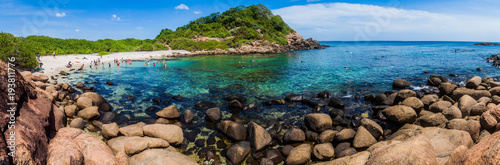 Foto PIGEON ISLAND, SRI LANKA - JULY 25, 2016: People snorkel on a coral reef in Pigeon Island National Park near Nilaveli village in Sri Lanka