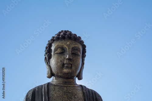 Buddha statue vor blauem Himmel