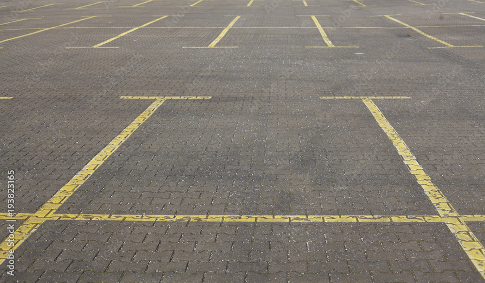 Parkplatz, Gelbe Bodenmarkierung, Linien