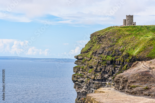 Schilderij op canvas O'Brien's Tower on the highest point of the Cliffs of Moher in Ireland
