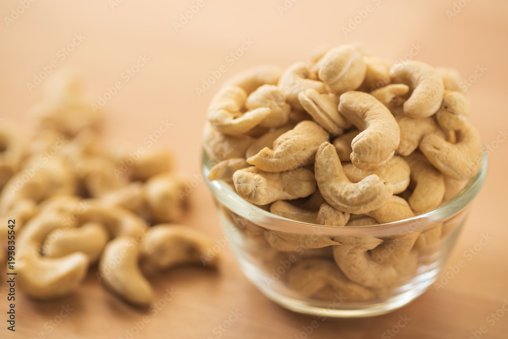Fototapeta premium cashew nut in glass bowl