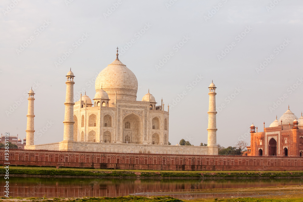 Obraz premium View to Taj Mahal across Yamuna river, Agra, India