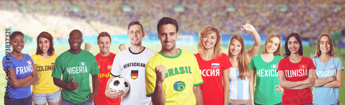 Fussball Fan aus Brasilien im Stadion mit Gruppe internationaler Fans