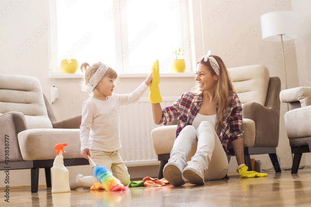 Daughter and mother cleaning home together and having fun. - obrazy, fototapety, plakaty 