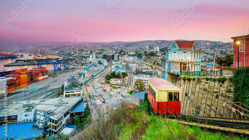 Quadro su tela Passenger carriage of funicular  in Valparaiso, Chile.