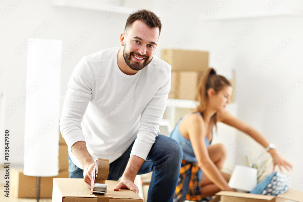 Obraz premium Happy adult couple moving out or in to new home