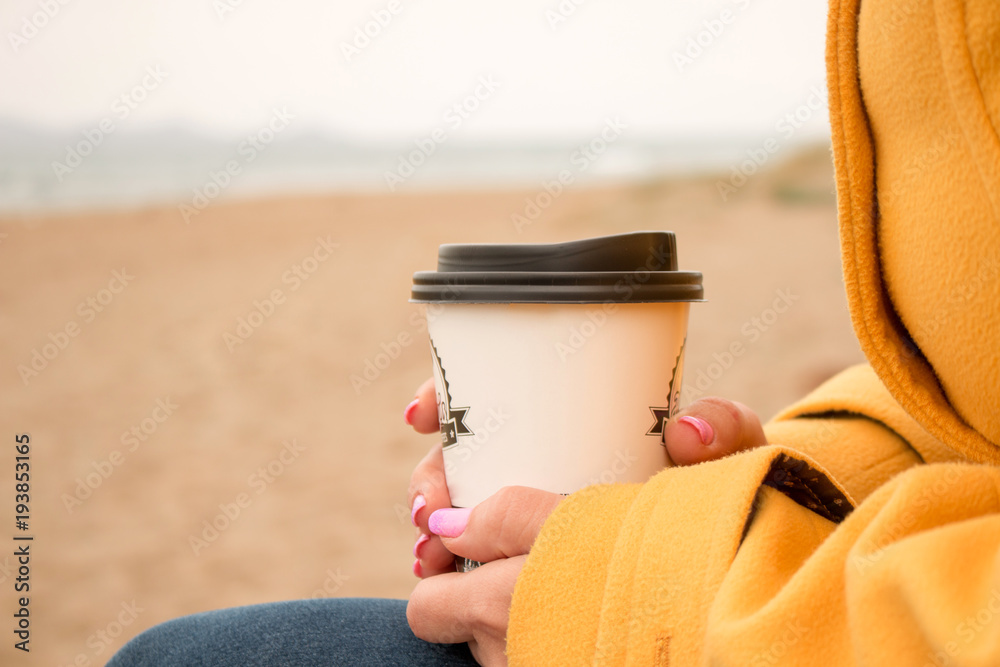 Woman holding a paper coffee cup in her hand, women with the cup of ...