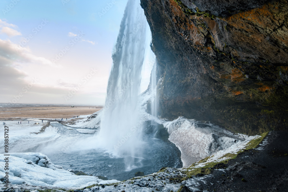 Fototapeta premium za wodospadem seljalandsfoss w Islandii