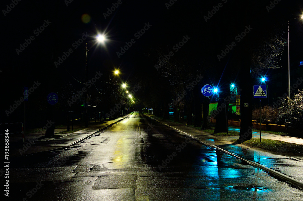 Ulica w mieście w deszczową noc oświetlona lampami. Ulica w mieście w deszczową noc oświetlona lampami.