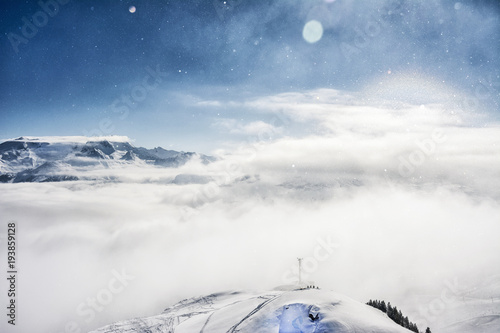 Winterpanorama mit schneebedeckten Bergen photo