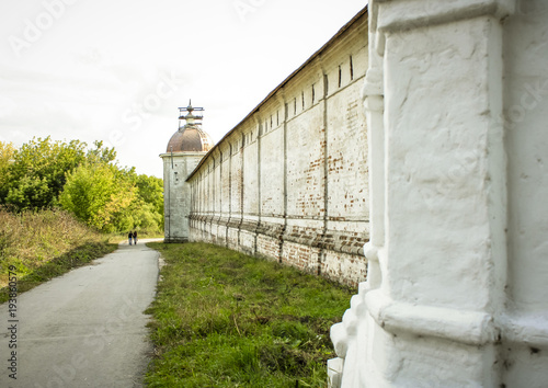 Fotografía Fortress wall of the ancient Sven monastery in Russia, in Bryansk