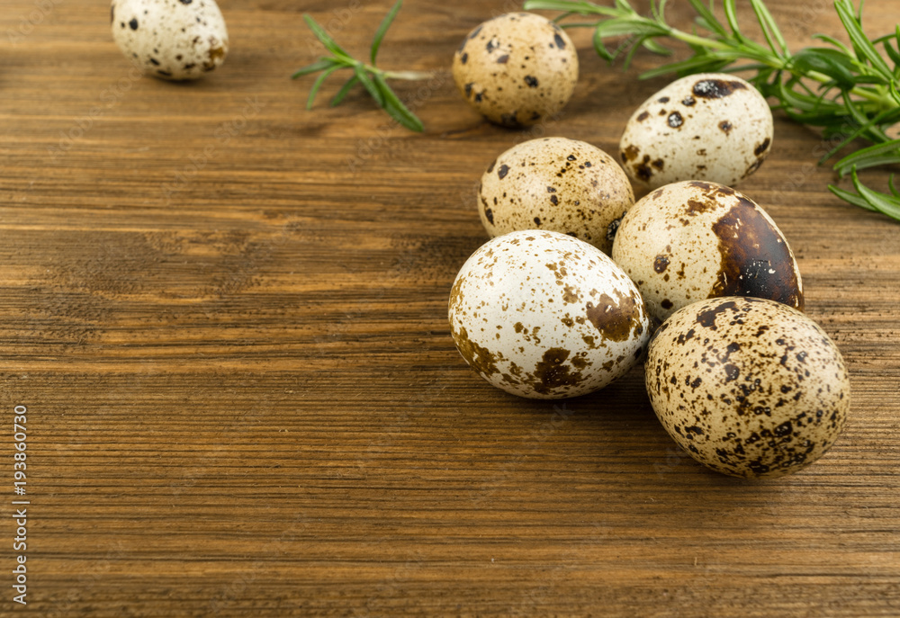 Obraz premium Quail Eggs on Wooden Background
