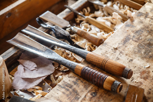 Foto Old traditional carpenter's workshop with its wealth of tools and wood