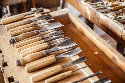Foto Old traditional carpenter's workshop with its wealth of tools and wood