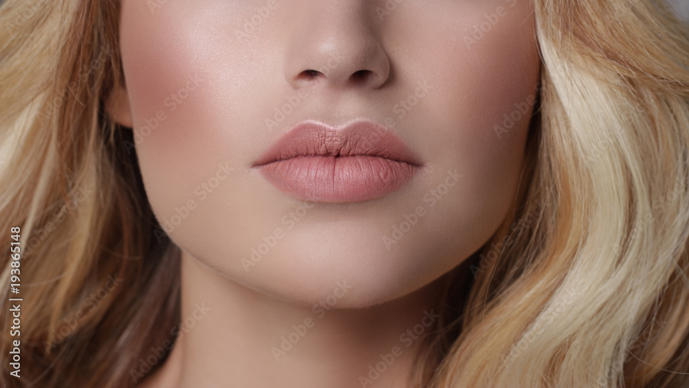 Naklejka premium Szczelnie usta kobiety makijaż moda naturalny beżowy szminka. Makro seksowny makijaż blady błyszczyk. Delikatna czysta skóra i faliste blond włosy. Kosmetologia, Spa, wzrost warg