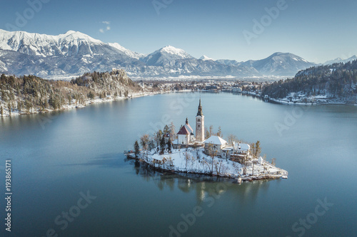 Obraz na płótnie Lake Bled with Bled Island in winter, Slovenia w salonie