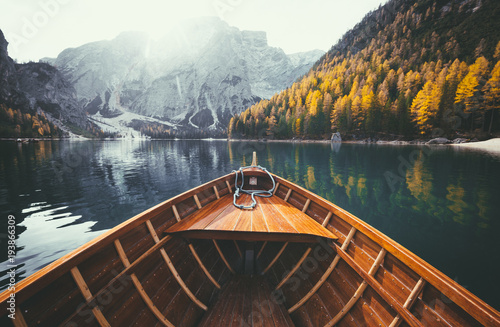 Drewniana wioślarska łódź na jeziorze w dolomitach w spadku