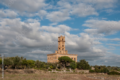 Monumento antigo e abandonado